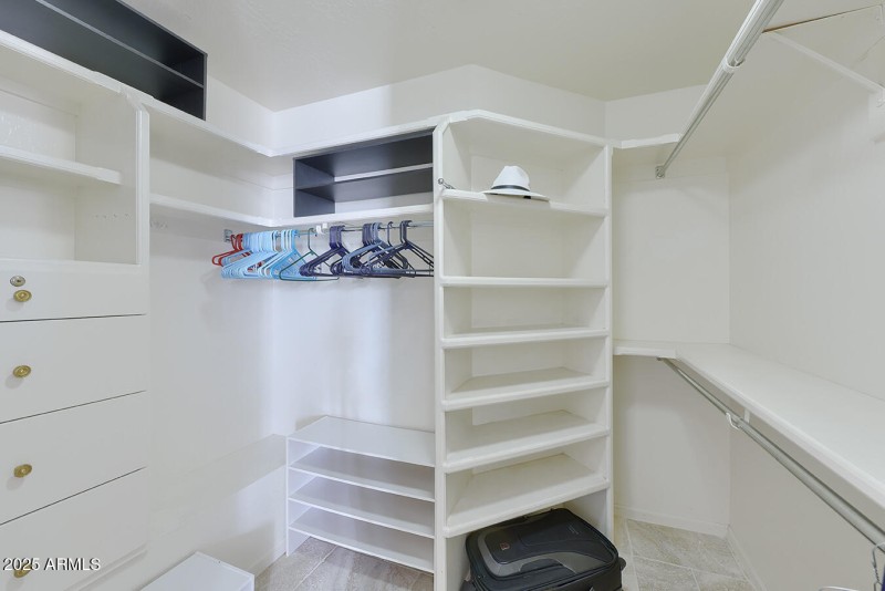 WALK-IN CLOSET