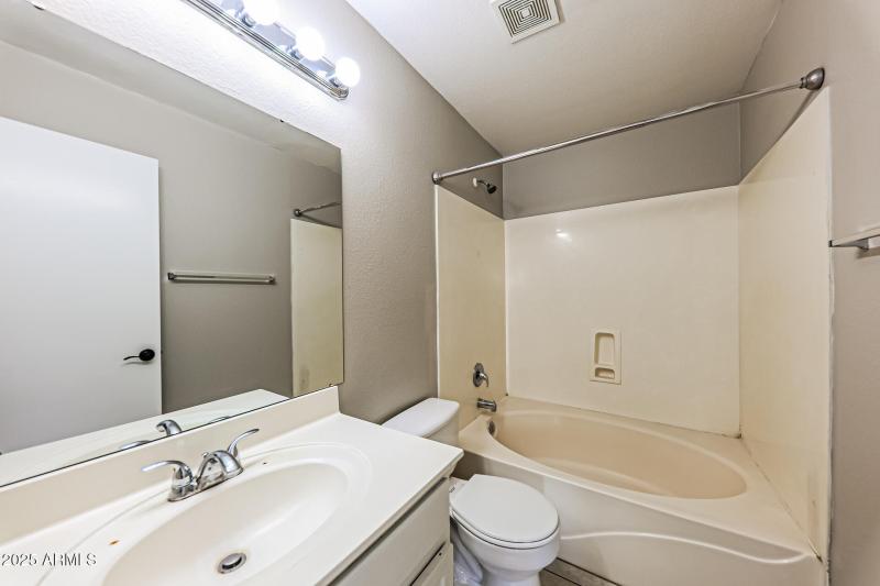 10-photo-Main-Bathroom-44a01e00-ed9d-493