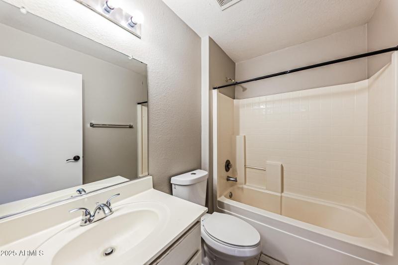 15-photo-Bathroom-eb139e58-e92b-419e-9f4