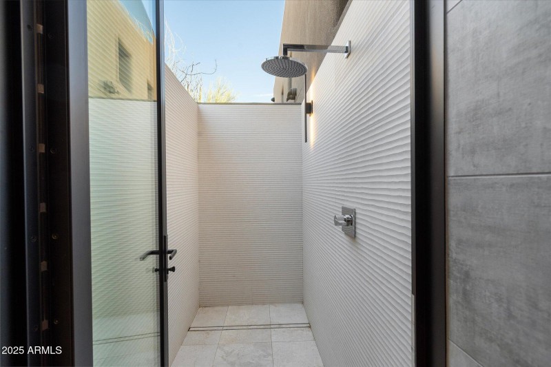 033-Outdoor Shower