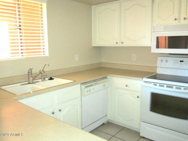 12 232 FULL SIZE KITCHEN