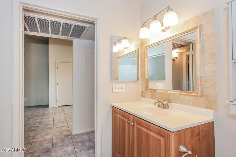 13-photo-Bathroom-2238d8cc-24ed-4af0-8f7