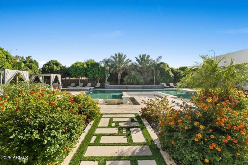 064-Back yard and pool