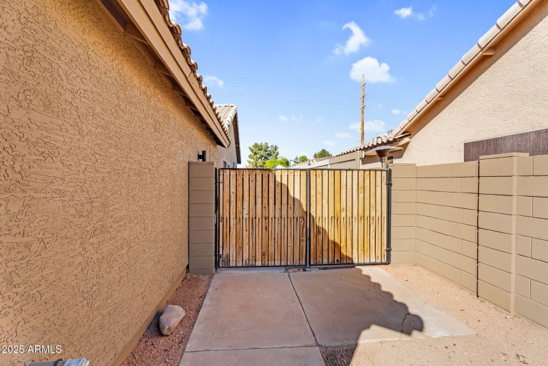 5-web-or-mls-8406 W Dahlia Dr -5