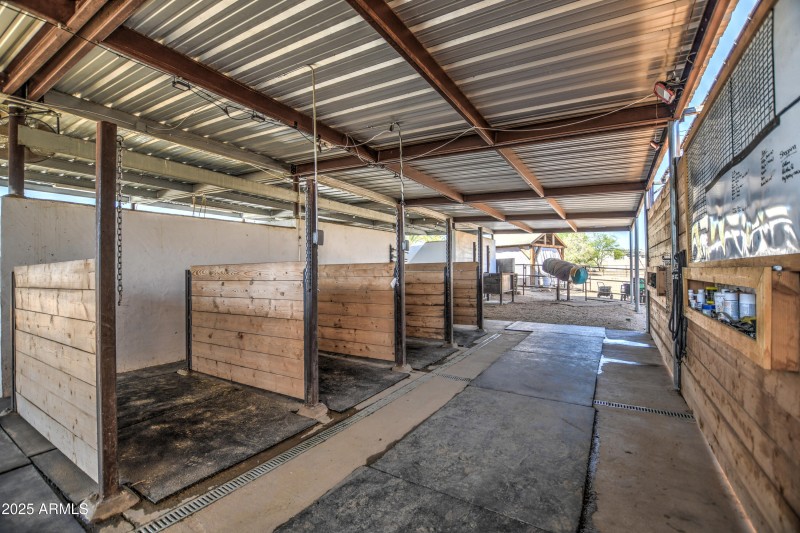 Grooming Area with Cross Ties