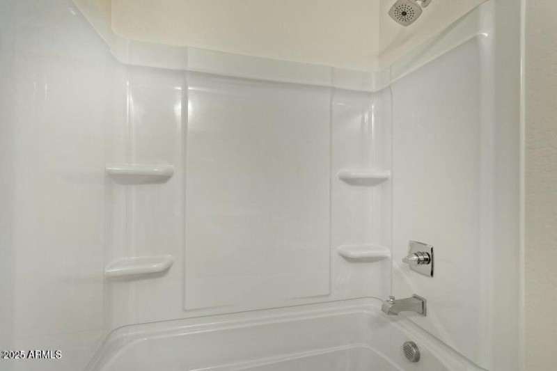 Bath 2 Upper Level Shower/Tub Combo