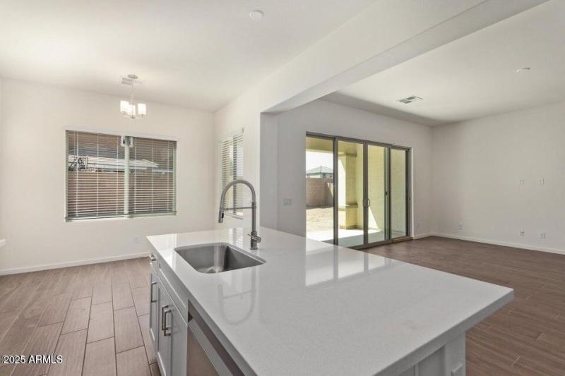 Island w/Quartz Countertop