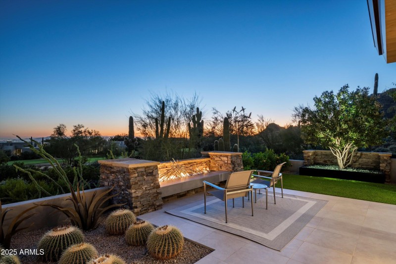 Steel flame gas fireplace