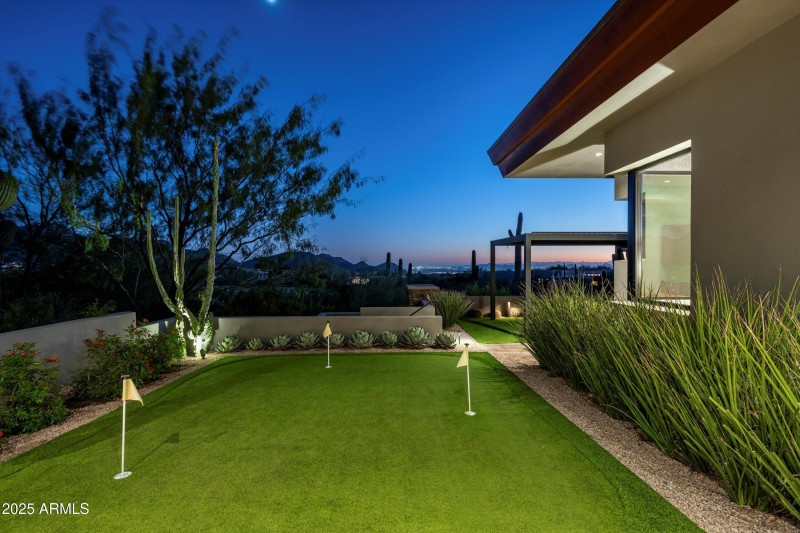 Private putting green