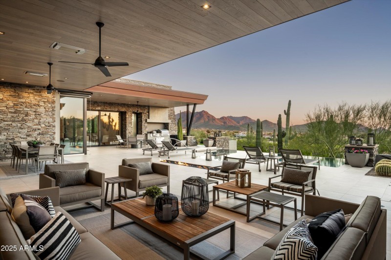 36-Approximately 2,300sqft of outdoor li