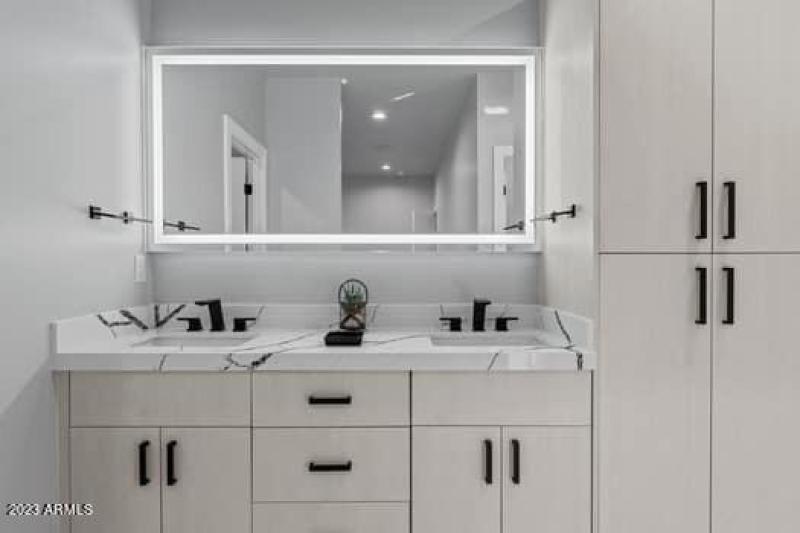 large-9ed804f2-dbce-4b96-a187-7b28ed27e0