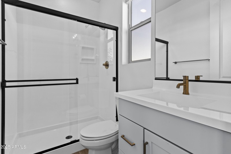 Guest Ensuite Bath with Modern Finishes