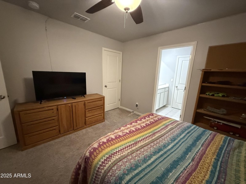 40 upstairs bedroom 3 with J&J bath