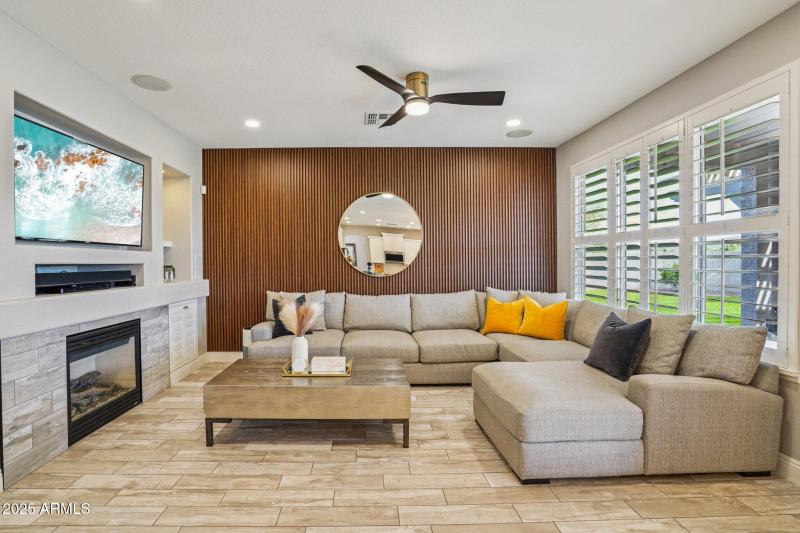 12-web-or-mls-N 76th Dr-S0111-010