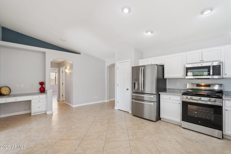 19-web-or-mls-W Yucatan Dr-S0211-019