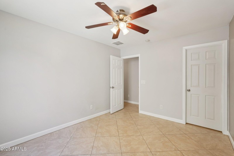 32-web-or-mls-W Yucatan Dr-S0211-032