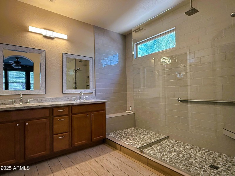 UPGRADED OWNER BATH - DUANE LN