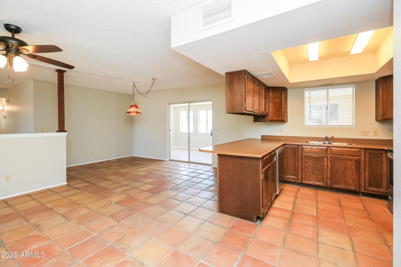 1005755.652 W SIERRA VISTA DR - Living R