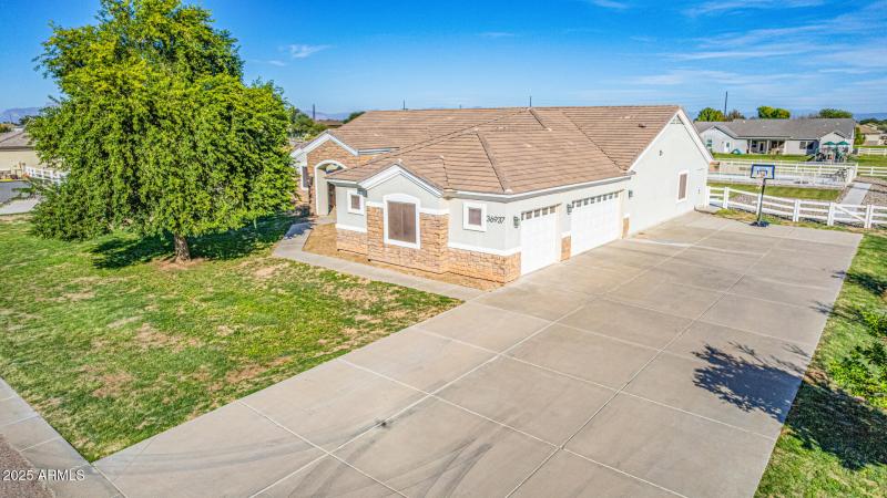 1st driveway w/3 car garage