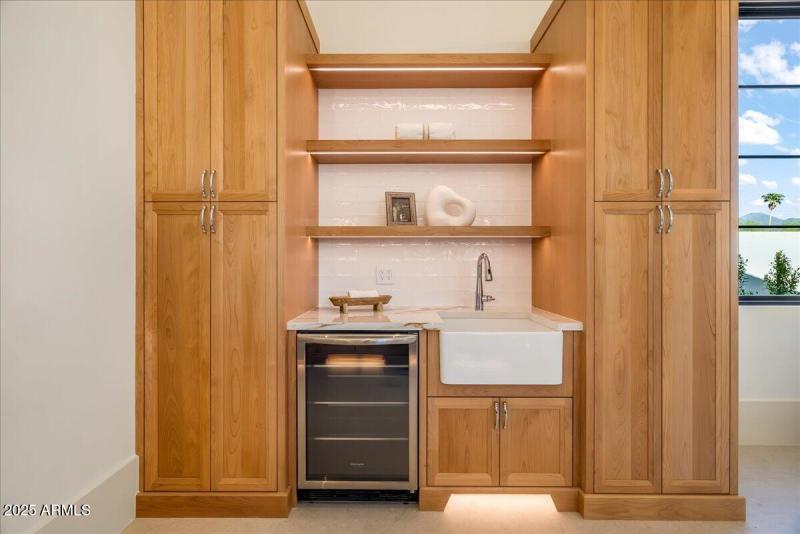 124-Primary Bath Suite and Coffee Bar