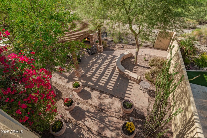 COLORFUL GARDEN WITH VIEWS & FIREPLACE