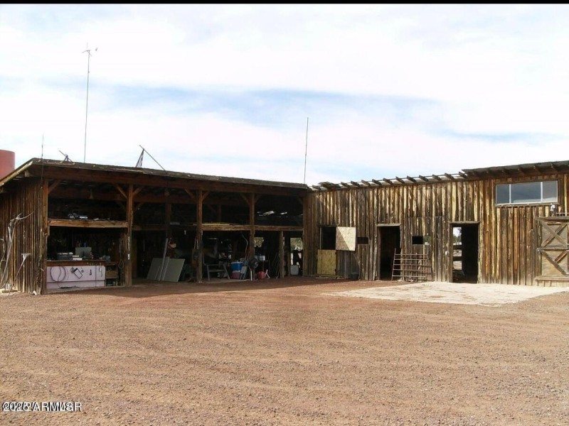 2200 Sq ft Barn w/ chicken quarters