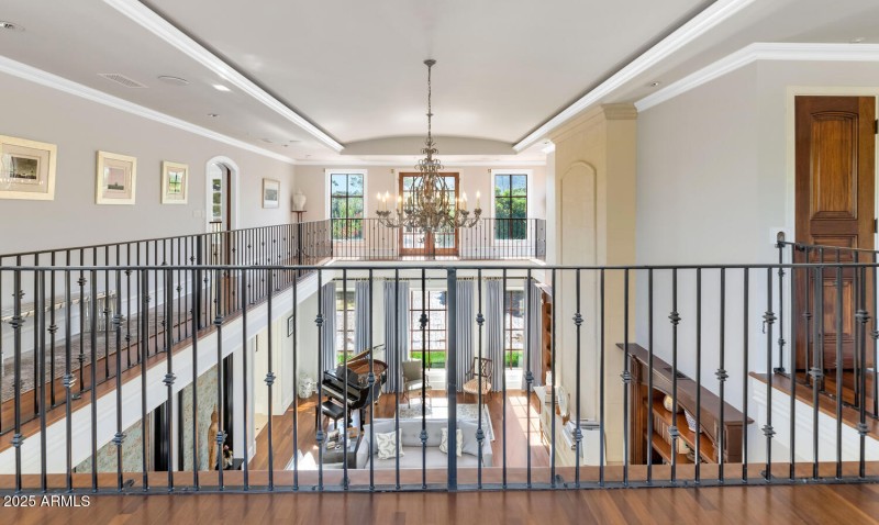 6032 E Lincoln Dr-large-023-013-TOD0411-