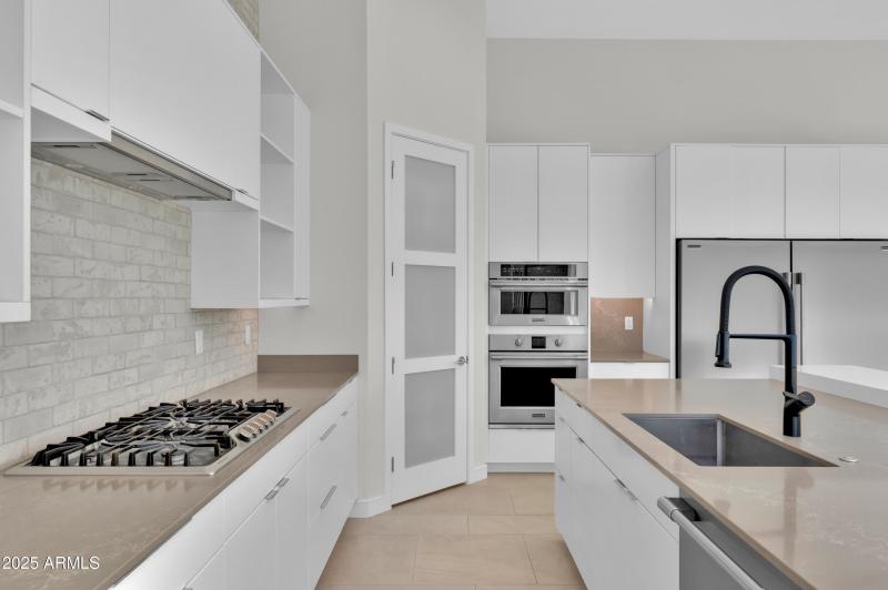 10929 E North Ln MLS-123