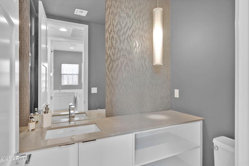 10929 E North Ln MLS-133