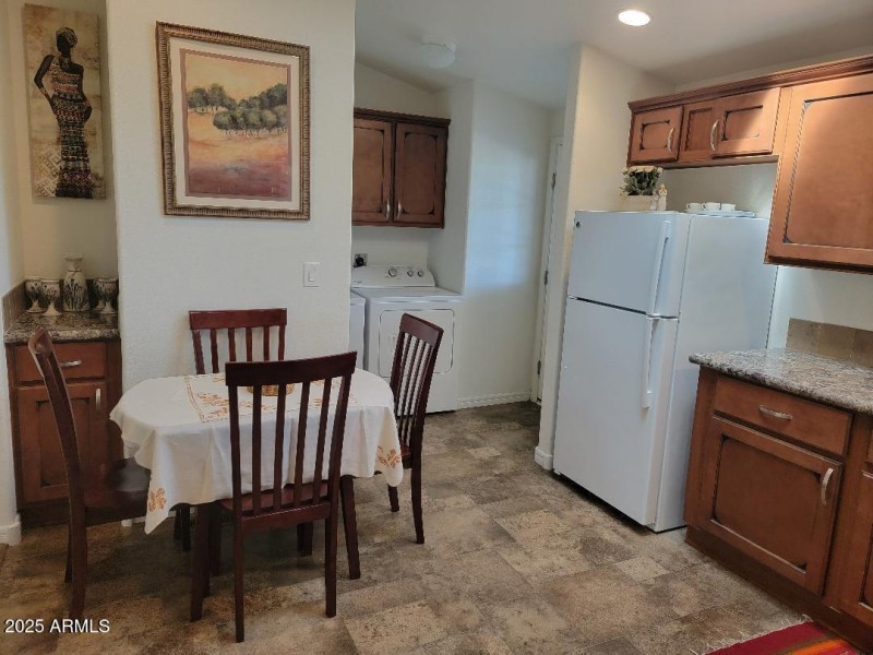 810 kitchen and breakfast area