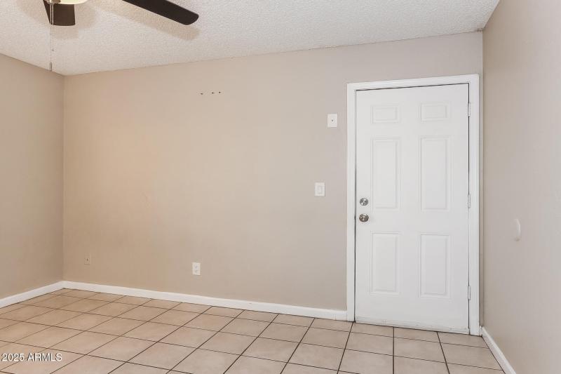 12-photo-Bedroom-0384da82-f141-4915-bf91