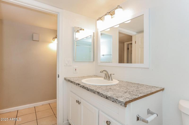 15-photo-Bathroom-647bb317-8f2b-4d6b-80d