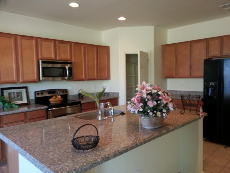 OPEN KITCHEN W/ISLAND