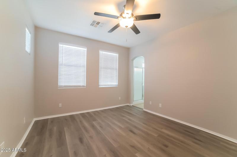 006-photo-main-bedroom-11283620