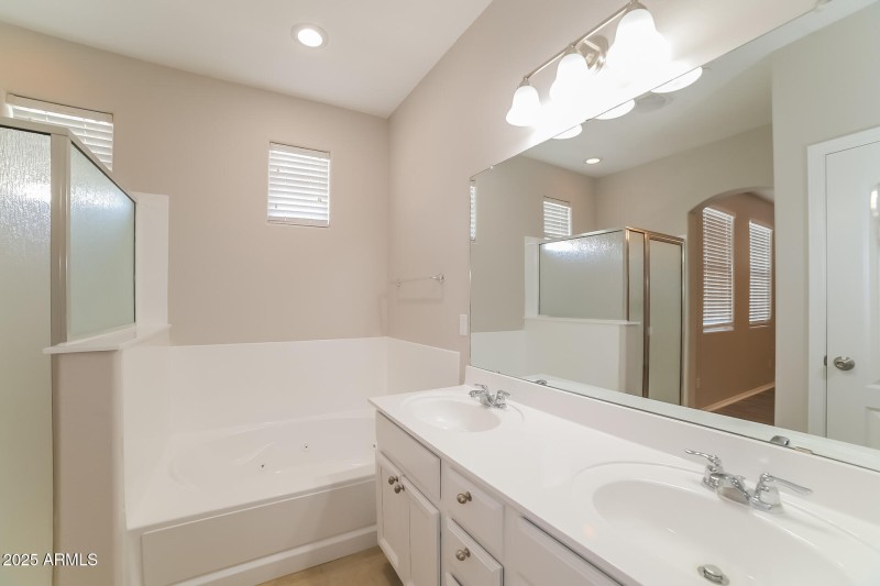 009-photo-main-bathroom-11283628