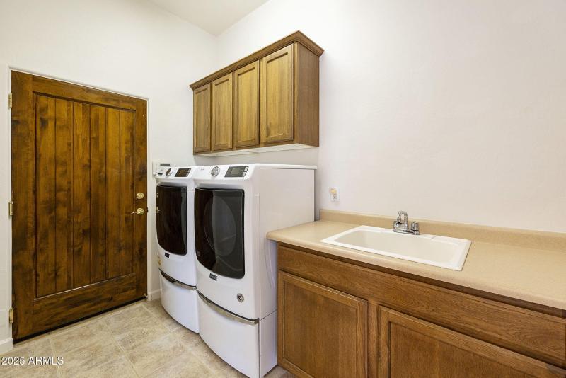 LAUNDRYROOM W/SINK