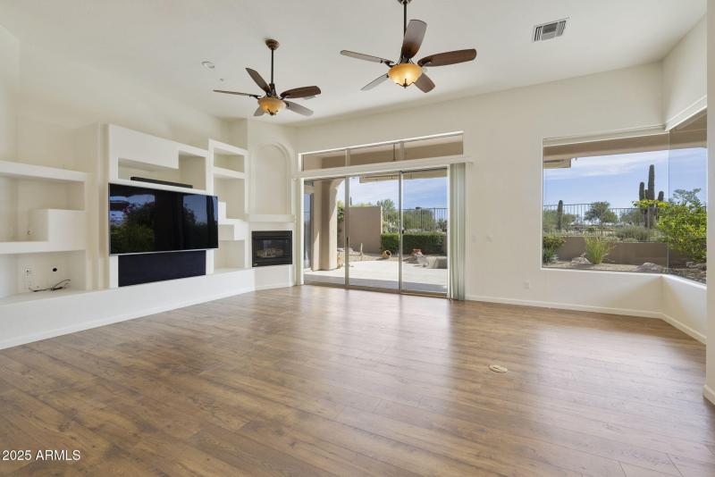 BRIGHT & OPEN LIVINGROOM