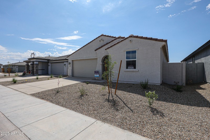 03_RED-74-Century-Communities_front-yard