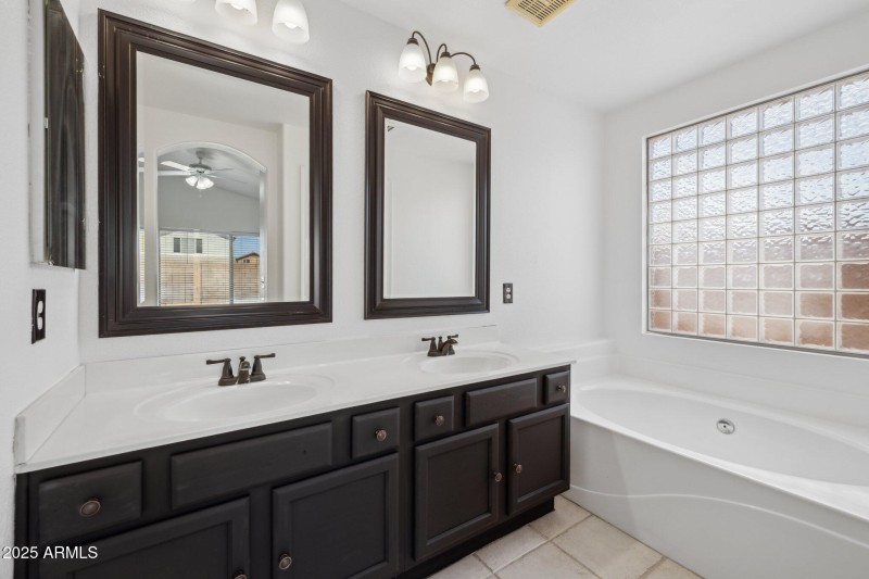 Matster Bath w/Dbl vantiy