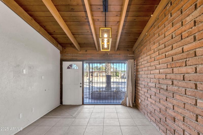 1303 N Roberts Way__002