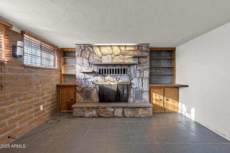 1303 N Roberts Way__020