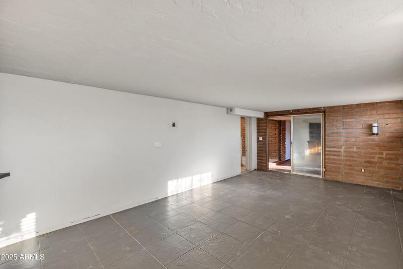 1303 N Roberts Way__021