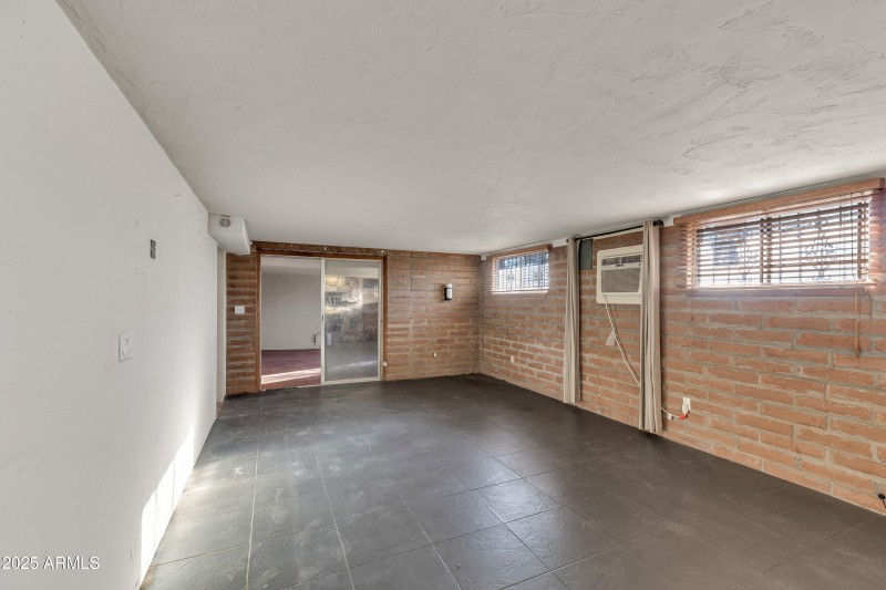 1303 N Roberts Way__022