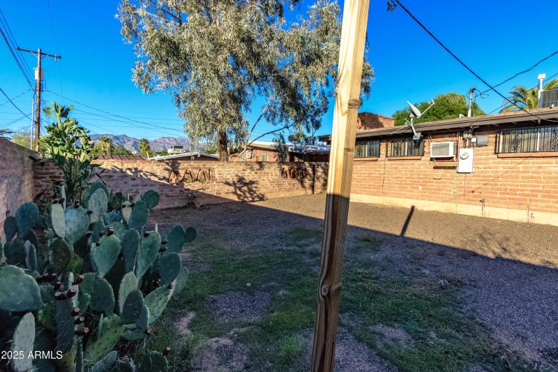 1303 N Roberts Way__052