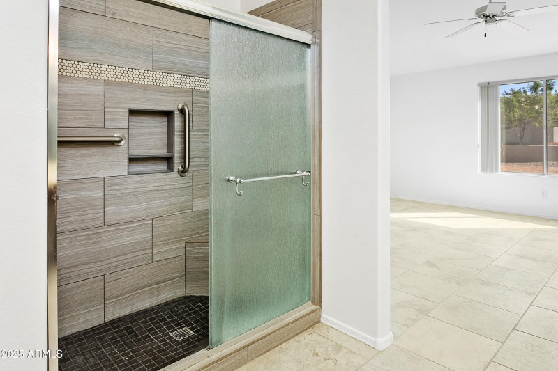 MASTER WALK-IN SHOWER