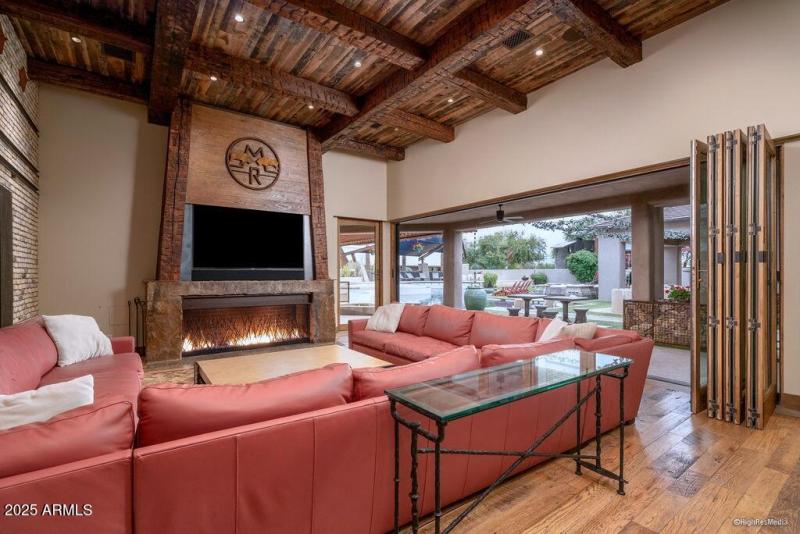 FAMILY ROOM INDOOR/OUTDOOR