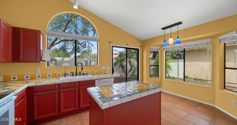 14-web-or-mls-Kitchen2