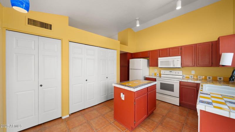 15-web-or-mls-Kitchen1