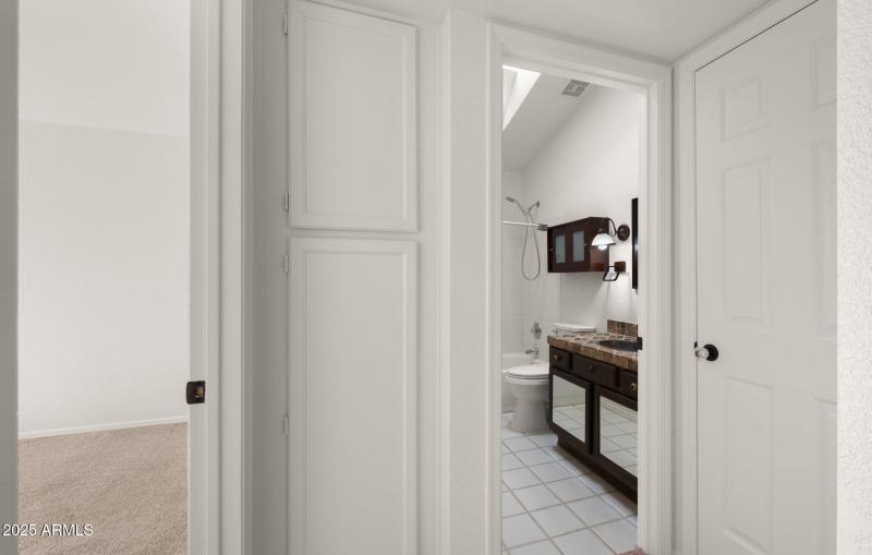 21-web-or-mls-Hallway