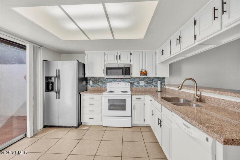 03-2437_E_Tracy_Ln_#2_4